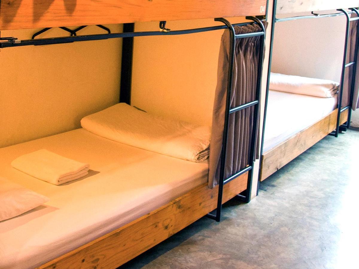Holy Sheet Hostel Bangkok Exterior photo