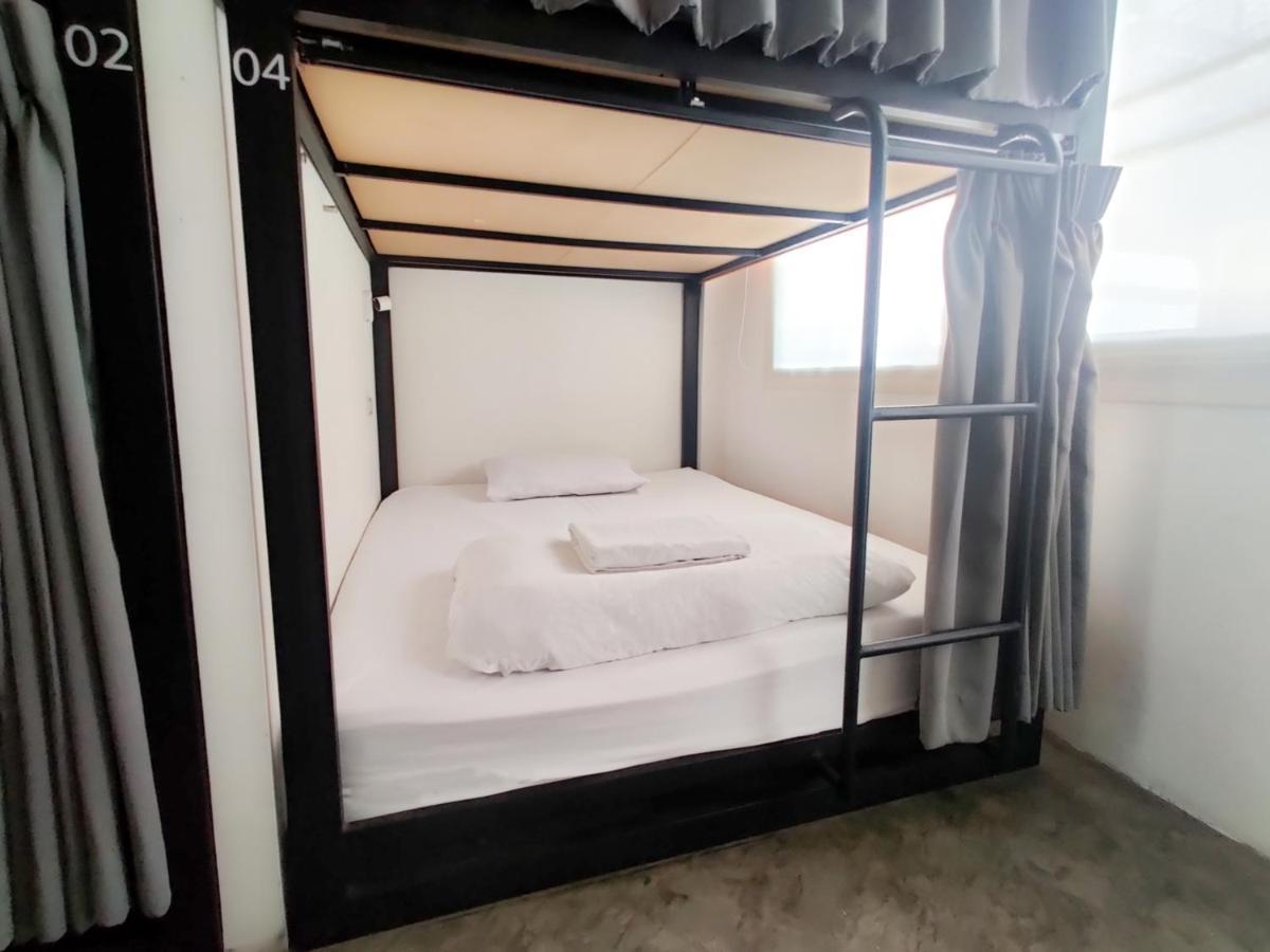 Holy Sheet Hostel Bangkok Exterior photo